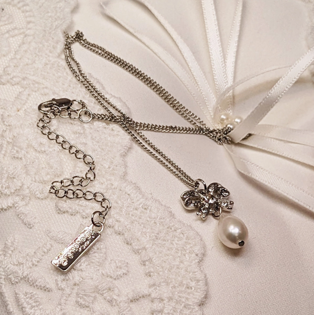 Vintage Pearl Necklace with Bow