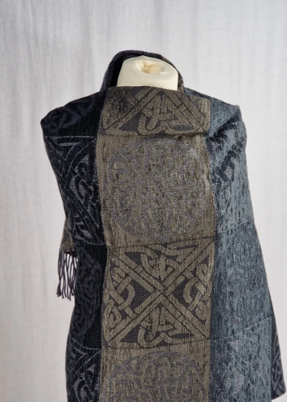 Calzeat Celtic Knot Shoulder Wrap