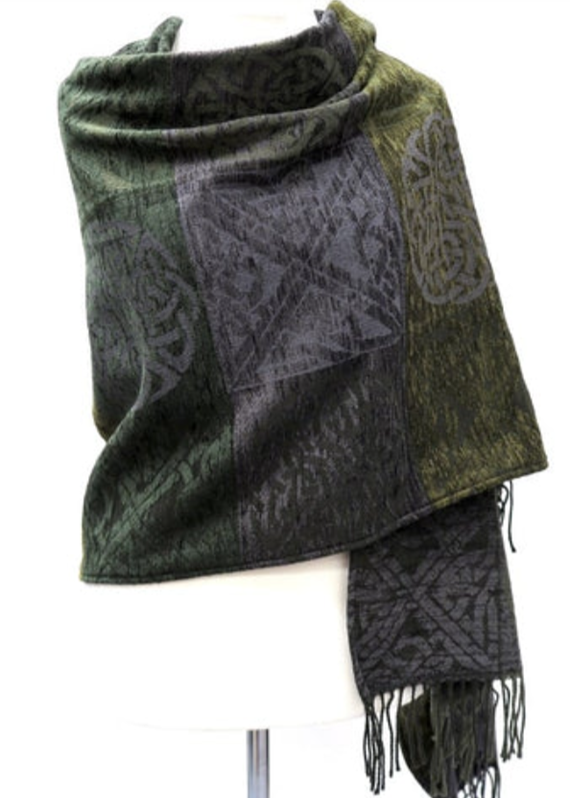 Calzeat Celtic Knot Shoulder Wrap